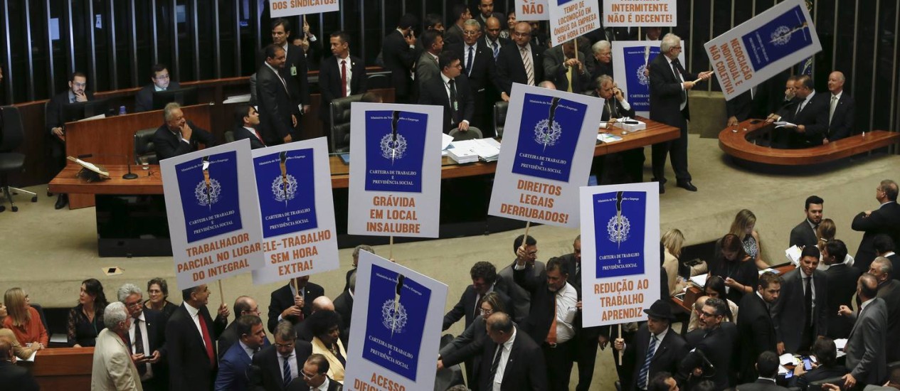 Relator termina leitura do parecer da reforma trabalhista em Plenário